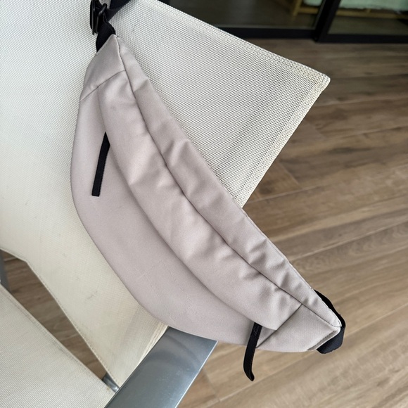 EVERLANE NWT beige Belt Bag with Black Strap - Picture 3 of 4